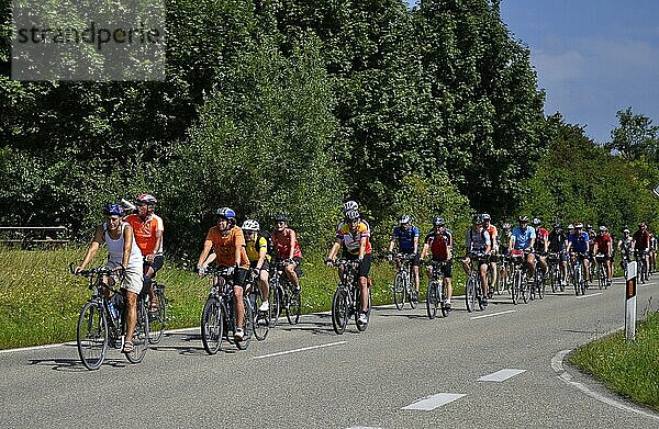 Tour de Ländle bei Knittlingen 2009  Fahrradfahrer auf der Straße  Fahrradgruppe