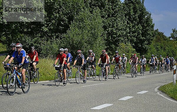 Tour de Ländle bei Knittlingen 2009  Fahrradfahrer auf der Straße  Fahrradgruppe