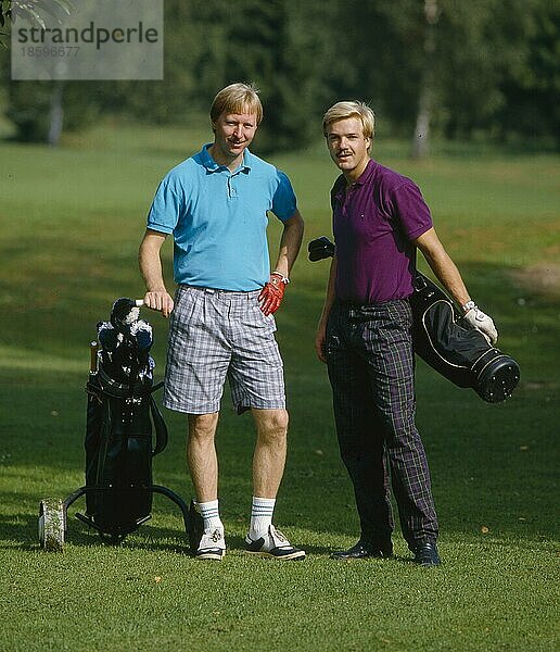 Zwei 2 Golfspieler auf dem Golfplatz
