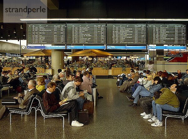 Leute warten am Flughafen Abfertigungshalle Frankfurt am Main