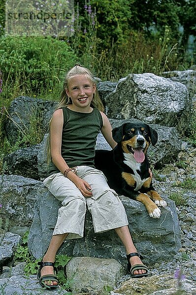 Mädchen mit Entlebucher Sennehund  Girls with Entlebucher Alpine pasture dog