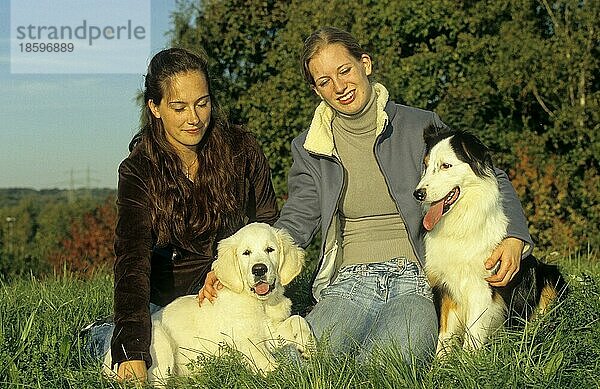 2 junge Frauen mit Australian Shepherd + Golden Retriever