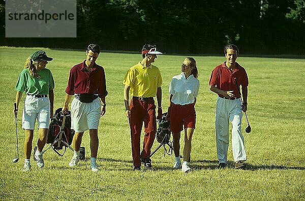 Golfspieler und Golfspielerinnen auf dem Golfplatz