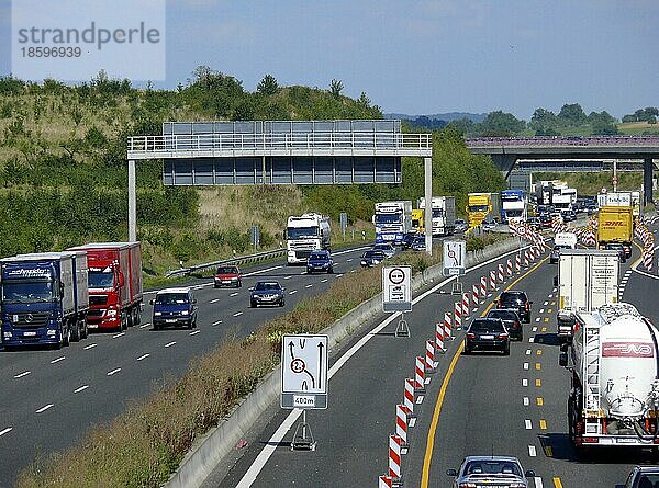 Autobahn A 8 bei Pforzheim  Nord  starker Verkehr  Umleitung