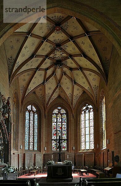 Bad Herrenalb  Kloster Bad Herrenalb  Klosterkirche innen  Altar  Kirchenfenster