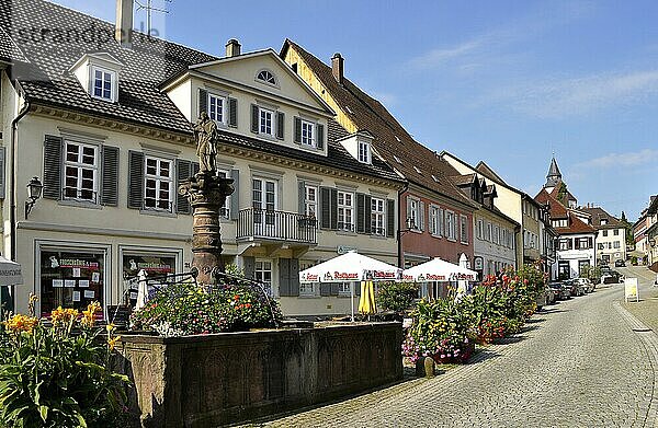 Nord  Schwarzwald : Gernsbach  Innenstadt  Altstadt  Brunnen