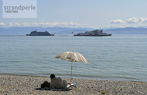 Am Bodensee  Bodenseeschifffahrt  2 Passagierschiffe  bei Immenstaad  Alpenblick