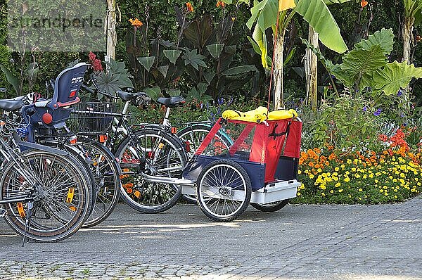 Parkende Fahrräder  anhänger für Kinder