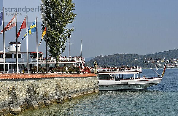 Am Bodensee  Bodenseeschifffahrt  Passagierschiff Abfahrt von Insel Mainau  Schiffsanlagestelle Insel Mainau