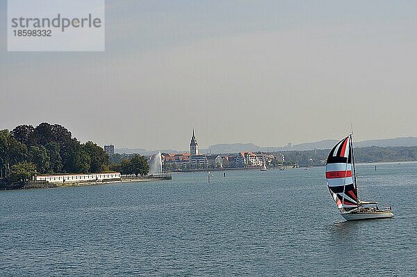 Am Bodensee  Segelboot in Fahrt