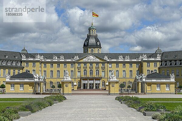 Karlsruher Schloss  Frontansicht  Karlsruhe  Baden-Württemberg  Deutschland  Europa