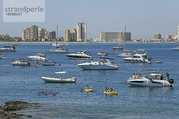 Segelboote am Cabo de Palos  im Hintergrund der Ort La Manga del Mar Menor  Provinz Murcia  Costa Cálida  Spanien  Europa