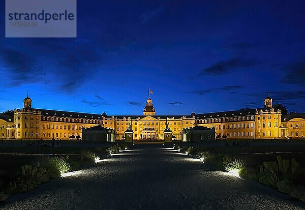 Karlsruher Schloss im letzten Tageslicht  blaue Stunde  Karlsruhe  Baden-Württemberg  Deutschland  Europa