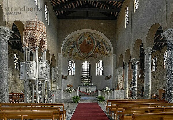 Innenraum der frühmittelalterlichen Kirche Sant'Eufemia aus der zweiten Hälfte des 4. Jahrhunderts  Grado  Insel Grado  Region Friaul-Julisch-Venetien  Italien  Europa