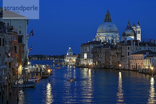 Blick von der Ponte de L'Accademia auf den Canal Grande und die Basilika Santa Maria della Salute  Venedig  Region Venetien  Italien  Europa
