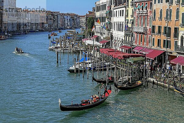 Venezianische Gondel an der Rialtobrücke auf dem Canal Grande  Stadtteil San Marco  Venedig  Region Venetien  Italien  Europa