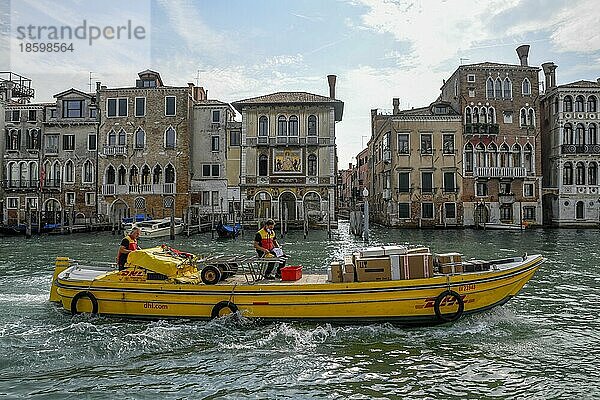 Postboot des Paketdiensts DHL auf dem Canal Grande  Stadtteil San Marco  Venedig  Region Venetien  Italien  Europa