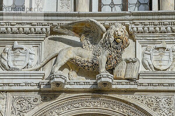 Geflügelter Löwe im Innenhof des Dogenpalasts  Stadtteil San Marco  Venedig  Region Venetien  Italien  Europa