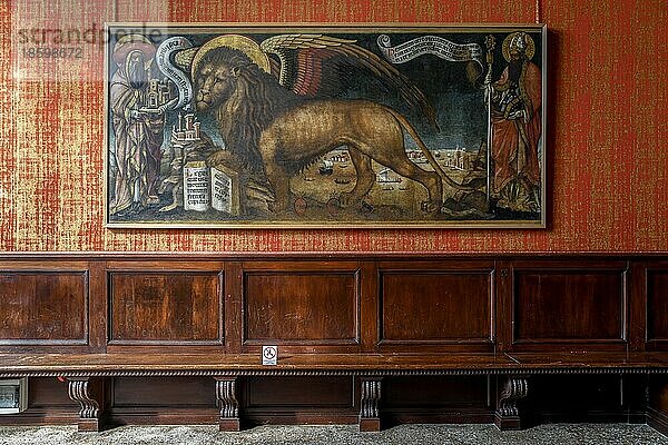 Gemälde mit venezianischem Löwen  Dogenpalast  Stadtteil San Marco  Venedig  Region Venetien  Italien  Europa