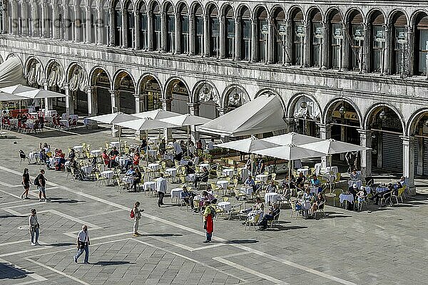 Cafe auf dem Markusplatz  Stadtteil San Marco  Venedig  Region Venetien  Italien  Europa