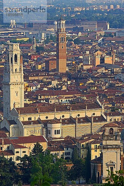 Verona  Dom  Kathedrale  Torre de Lamberti  Venetien  Italien  Europa