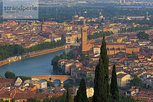 Verona  Kirche Santa Anastasia  Fluss Etsch  Venetien  Italien  Europa