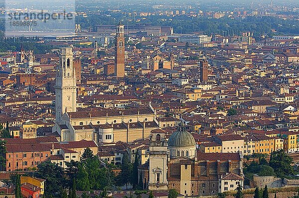 Verona  Dom  Kathedrale  Torre de Lamberti  Venetien  Italien  Europa