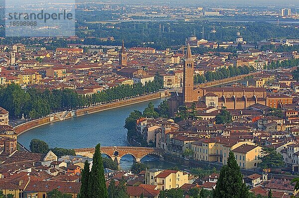 Verona  Kirche Santa Anastasia  Fluss Etsch  Venetien  Italien  Europa