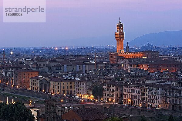 Florenz  Palazzo Vecchio in der Abenddämmerung  Toskana  Italien  Europa