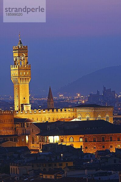 Florenz  Palazzo Vecchio in der Abenddämmerung  Toskana  Italien  Europa