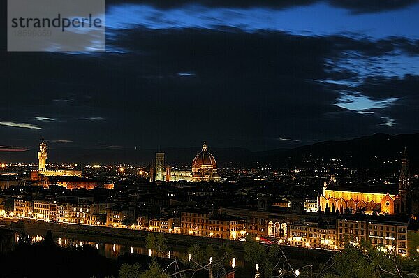 Florenz  Palazzo Vecchio in der Abenddämmerung  Dom  Kathedrale in der Abenddämmerung  Santa Maria del Fiore Kathedrale  Toskana  Italien  Europa