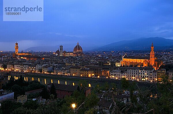 Florenz  Palazzo Vecchio in der Abenddämmerung  Dom  Kathedrale in der Abenddämmerung  Santa Maria del Fiore Kathedrale  Toskana  Italien  Europa