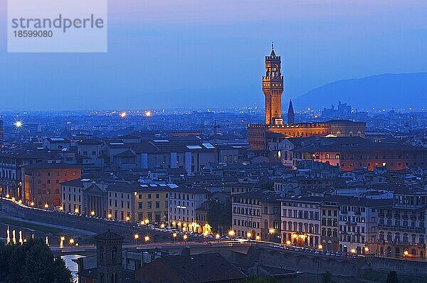 Florenz  Palazzo Vecchio in der Abenddämmerung  Toskana  Italien  Europa