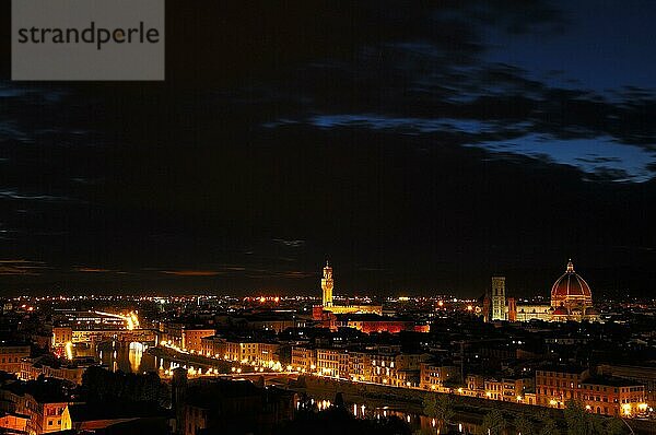 Florenz  Palazzo Vecchio in der Abenddämmerung  Dom  Kathedrale in der Abenddämmerung  Kathedrale Santa Maria del Fiore  Fluss Arno und Ponte Vecchio  Toskana  Italien  Europa