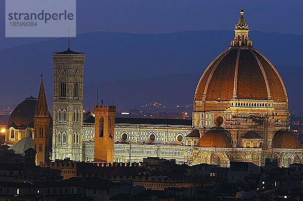 Florenz  Kathedrale in der Abenddämmerung  Santa Maria del Fiore Kathedrale  Toskana  Italien  Europa
