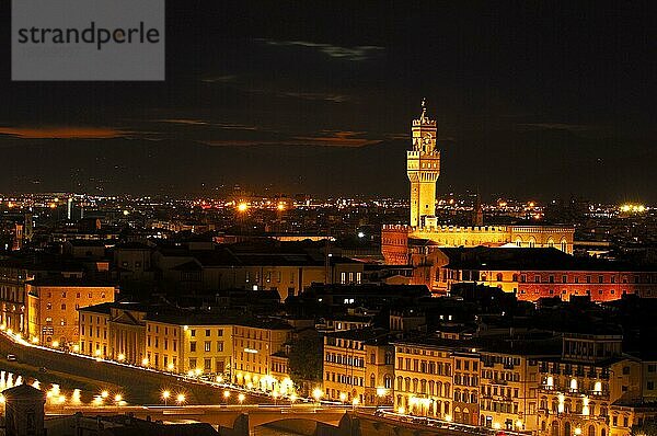 Florenz  Palazzo Vecchio in der Abenddämmerung  Fluss Arno  Toskana  Italien  Europa