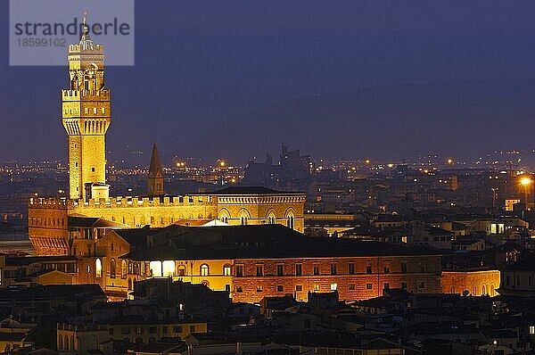 Florenz  Palazzo Vecchio in der Abenddämmerung  Toskana  Italien  Europa