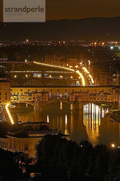 Florenz  Ponte Vecchio in der Abenddämmerung  Fluss Arno in der Abenddämmerung  Toskana  Italien  Europa