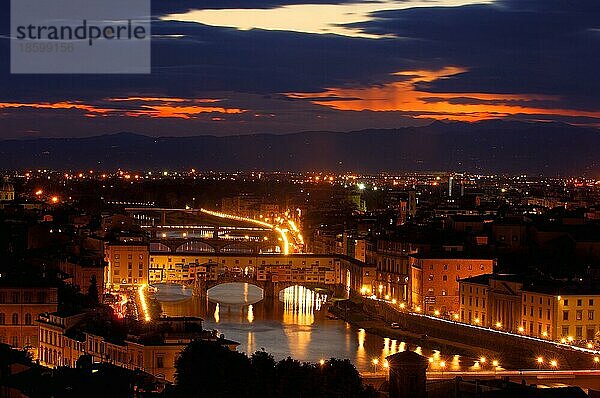 Florenz  Ponte Vecchio in der Abenddämmerung  Fluss Arno in der Abenddämmerung  Toskana  Italien  Europa