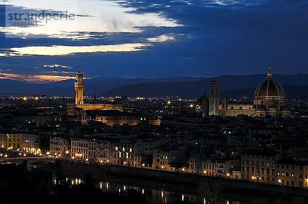 Florenz  Palazzo Vecchio in der Abenddämmerung  Dom  Kathedrale in der Abenddämmerung  Santa Maria del Fiore Kathedrale  Toskana  Italien  Europa