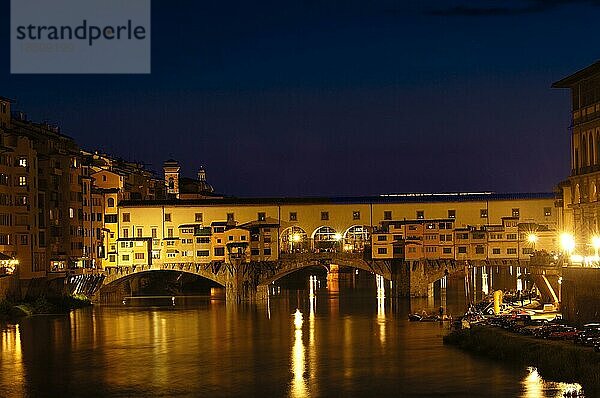 Florenz  Ponte Vecchio in der Abenddämmerung  Fluss Arno in der Abenddämmerung  Toskana  Italien  Europa