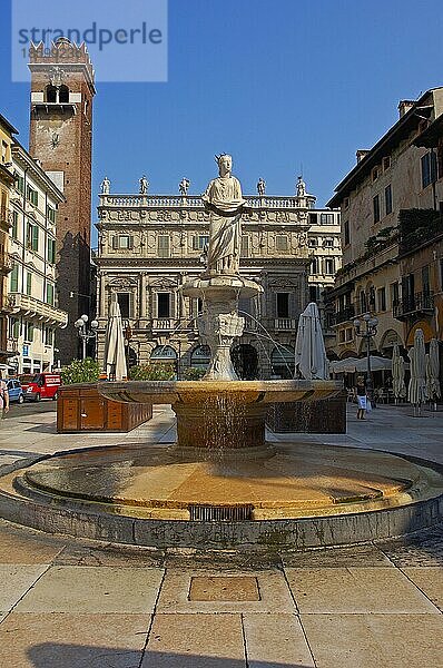 Verona  Piazza delle Erbe  Erbe-Platz  Venetien  Italien  Europa