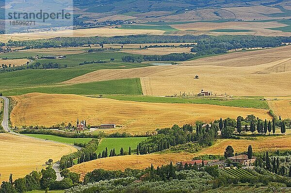 Val d'Orcia  Orcia-Tal  Felder und Bauernhöfe  Toskana-Landschaft  UNESCO-Weltkulturerbe  Pienza  Provinz Siena  Toskana  Italien  Europa