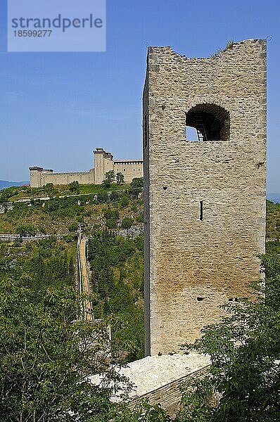 Spoleto  Schloss Albornoz  Rocca Albornoz  Päpstliche Festung  Umbrien  Ponte delle torri  Tower Bridge  Italien  Europa