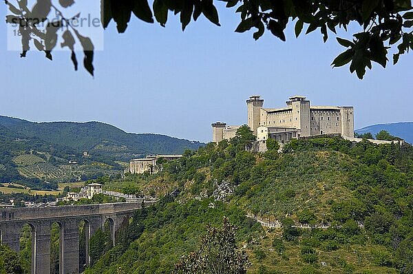 Spoleto  Schloss Albornoz  Rocca Albornoz  Päpstliche Festung  Umbrien  Ponte delle torri  Tower Bridge  Italien  Europa