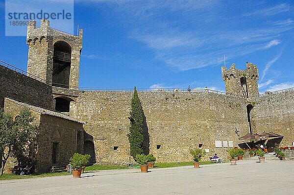 Montalcino  Schloss  Val d'Orcia  Orcia-Tal  UNESCO-Weltkulturerbe  Provinz Siena  Toskana  Landschaft Toskana  Italien  Europa