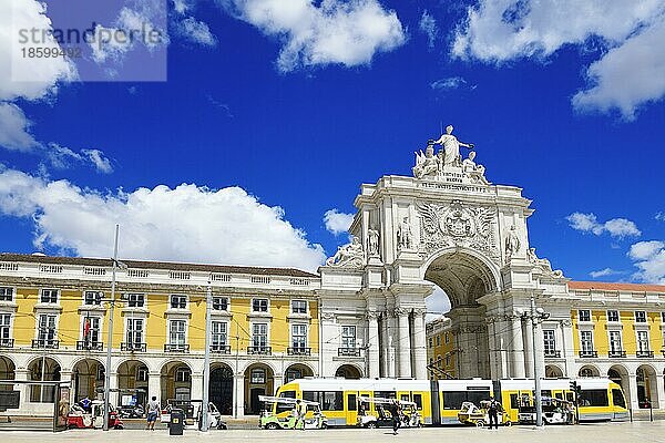 Trambahn vor dem Triumphbogen Arco da Rua Augusta  Praca do Comercio  Baixa  Lissabon  Portugal  Europa