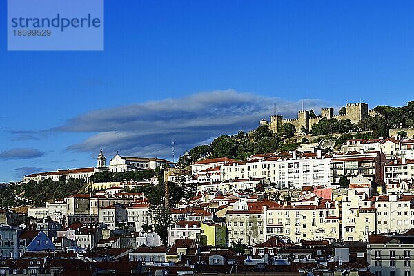 Blick von Chiado auf das Castello de San Jorge  Lissabon  Portugal  Europa