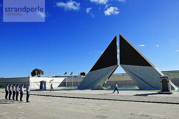 Das Monument für die Überseekämpfer bei der Wachablösung  an der Rückwand die Namen der gefallenen Soldeten in den Kolonialkriegen  Belém  Lissabon  Portugal  Europa