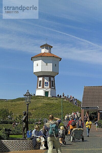 Lale-Andersen-Skuptur von Eva Becker und Wasserturm  Insel Langeoog  Ostfriesland  Niedersachsen  Deutschland  Europa